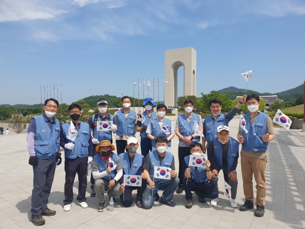 포스코 글로벌품질서비스실 임직원들이 지난 30일 국립영천호국원 묘역봉사활동에 임하기 전 기념사진을 찍고 있다. 사진=포스코 제공