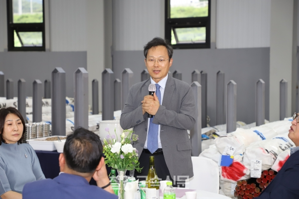 건배사를 실시한 한국보건행정학회 정형선 학회장. (사진=철강금속신문)