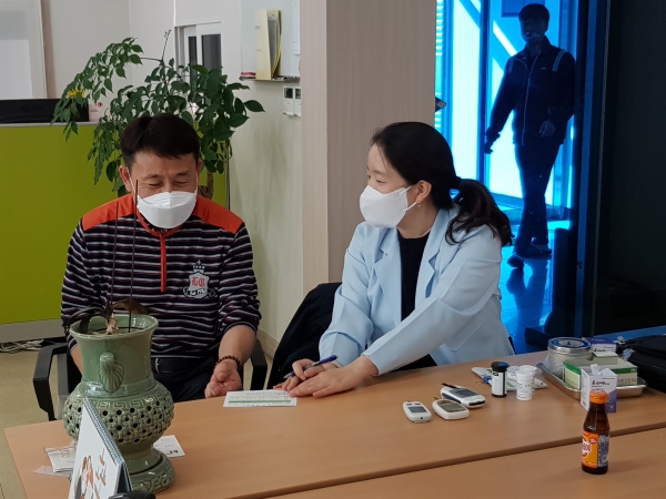 포스코강판 보건담당자가 고객사 직원에게 건강검진에 대한 설명을 하고 있다. (사진=포스코강판)