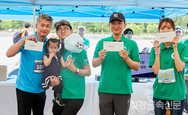 장세욱 동국제강 부회장이 2019년 철강사랑 마라톤에 참가한 직원 가족들과 경품 증정 후 기념촬영을 하고 있다. (사진=동국제강)