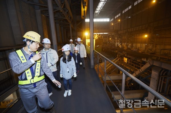 동국제강 직원 가족들이 공장초청행사에 참석해 당진공장을 견학하고 있다. (사진=동국제강)