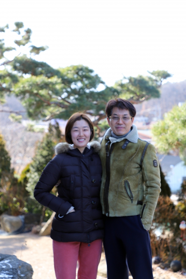 코리아머시너리 윤영언 대표(오른쪽)과 딸 윤서영 과장.