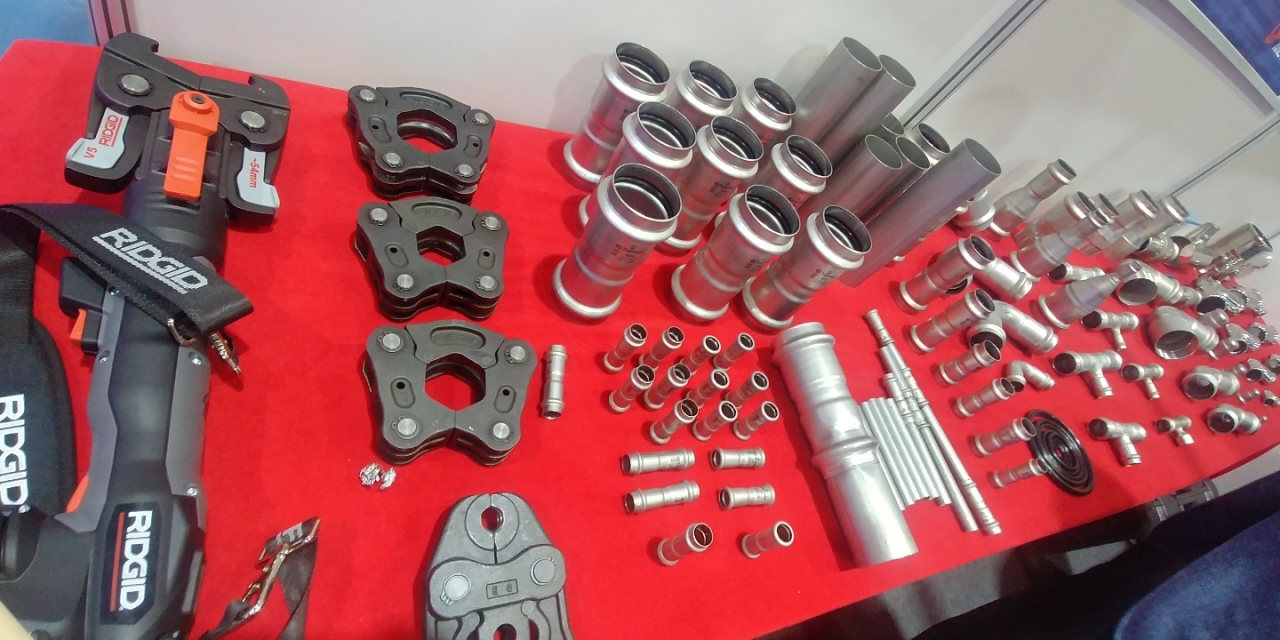 중앙 위 압착된 제품이 신제품 'Tupress'