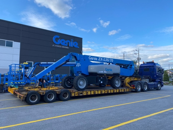 세계실업이 판매하고 있는 고소작업대 GENIE ZX-135.