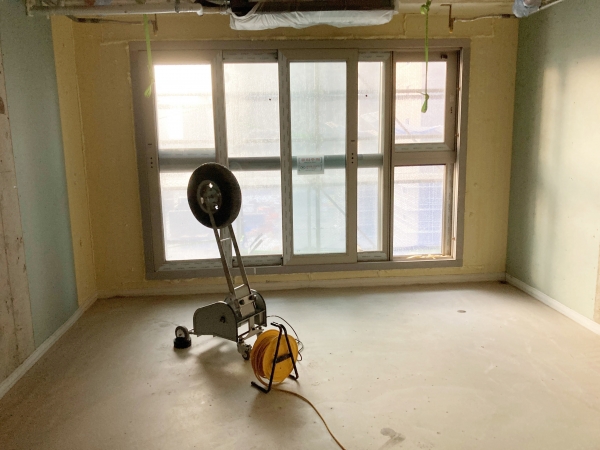 포스코건설이 ‘하이브리드 강건재 활용 강성보강 바닥시스템’의 성능 시험을 실시하고 있다.