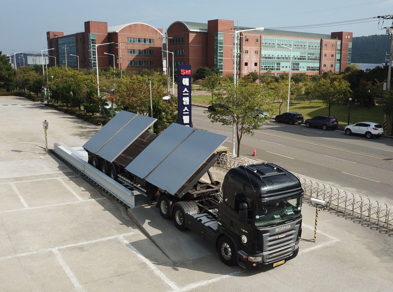 출하를 위해 대기 중인 3,550mm 광폭재 STS 후판