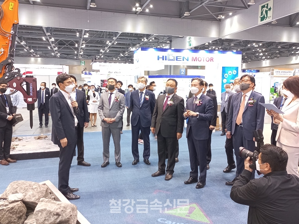 산업부 박진규 차관(가운데 우측)과 기계산업진흥회 손동연 회장(가운데 좌측)이 행사장 투어 중 현대두산인프라코어 관계자의 설명을 듣고 있다. (사진=철강금속신문)