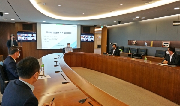 포스코인터내셔널 주시보 대표이사(가운데)가 공급망 점검 회의를 주재하고 있다. (사진=포스코인터내셔널)