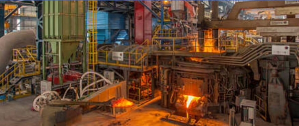 중국 양회에서는 올해 한정된 재원을 인프라 투자에 집중하겠다고 발표했고, 이에 건설용 철강재 수요가 증가할 전망이다. 사진은 중국 광둥성 소재 제강사의 전기아크로 설비.