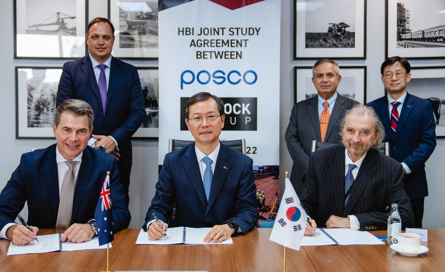 포스코와 핸콕이 저탄소 HBI 생산 프로젝트의 사업 타당성 조사를 위한 HoA 체결 후 기념 촬영을 하고 있다. 왼쪽부터 핸콕 개리 코테(Garry Korte) CEO, 포스코 이주태 구매투자본부장, 핸콕 태드 와트로바(Tad Watroba) Executive director