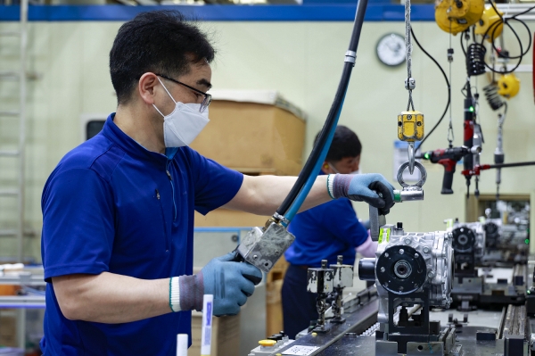 현대위아 직원들이 경상남도 창원시 현대위아 창원3공장에서 4륜구동 부품인 PTU를 만들고 있다. (사진=현대위아)