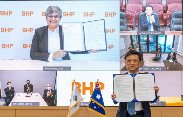 포스코 김학동 대표이사 사장과 BHP 반디타 판트(Vandita Pant) 마케팅•구매 총괄사장이 탄소중립 협력체계 구축을 위한 업무협약을 체결했다=사진제공 포스코
