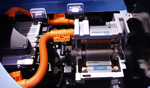 수소전기차 모형에 설치된 구동모터. 포스코SPS가 포스코의 무방향성 전기강판을 적용해 제작한 구동모터용 코아가 적용됐다=사진제공 포스코