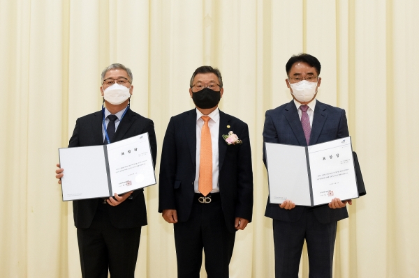 창립 15주년 기념식에서 국가과학기술연구회 이사장상을 수상한 연구자들이 기념촬영하고 있는 모습. (사진=재료연구원)