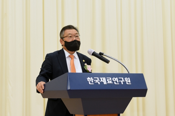 창립 15주년 기념식에서 이정환 원장이 기념사를 읽고 있는 모습. (사진=재료연구원)
