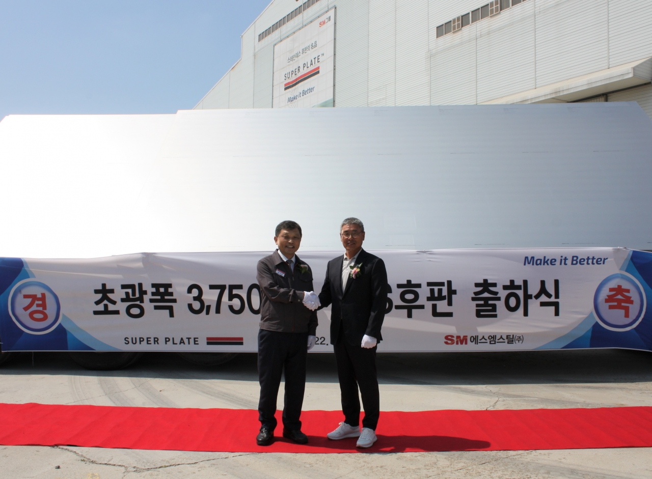 출하를 위해 대기중인 3,750mm 초광폭 STS후판 탑재 차량