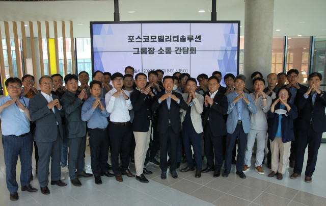 김학용 대표이사와 그룹장들이 기업시민 시그니처 포즈를 취하고 있다