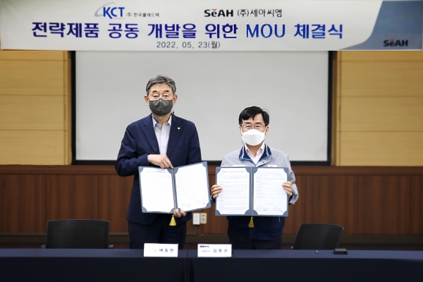 세아씨엠과 한국클래드텍(KCT)가 친환경 컬러강판 시장 공동 개발을 위한 업무 협약을 체결했다. 왼쪽은 KCT 배동현 대표, 오른쪽은 세아씨엠 김동규 대표 (사진=세아씨엠)