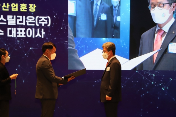 장영진 산업통상자원부 차관(왼쪽)이 제23회 철의 날 기념행사에서 윤양수 포스코스틸리온 대표이사에게 은탑산업훈장을 수여하고 있다.