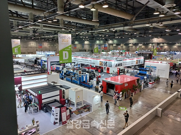 뿌리업계에서는 국내외 전시회 참가 지원 확대를 주장한다. 사진은 수요 대기업과 뿌리기업이 대거 참가한 'SIMTOS 2022' 전시회. (사진=철강금속신문)
