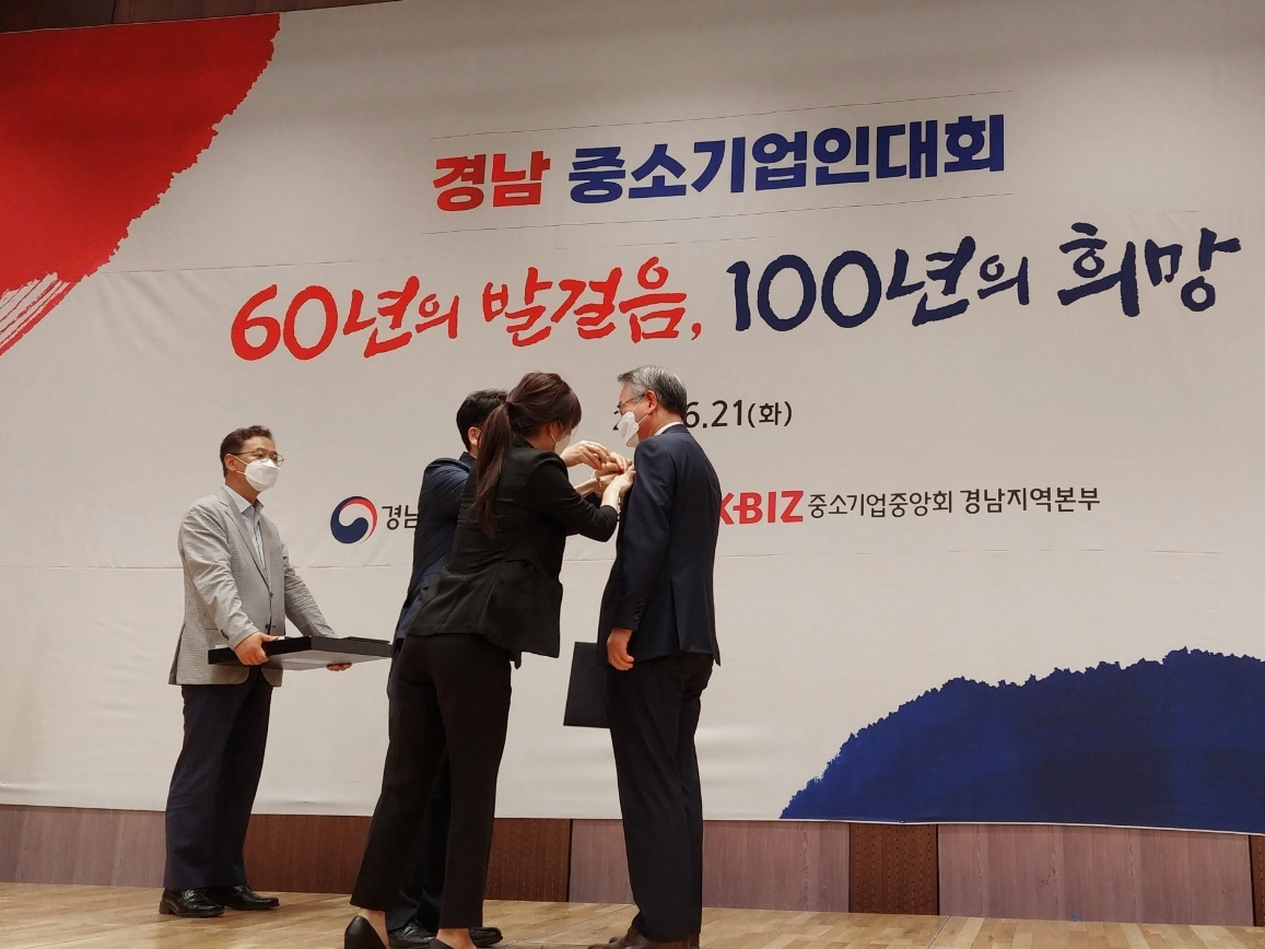 (사진 오른쪽) 디에스피 김진형 대표가 석탑산업훈장을 수여받는 모습.