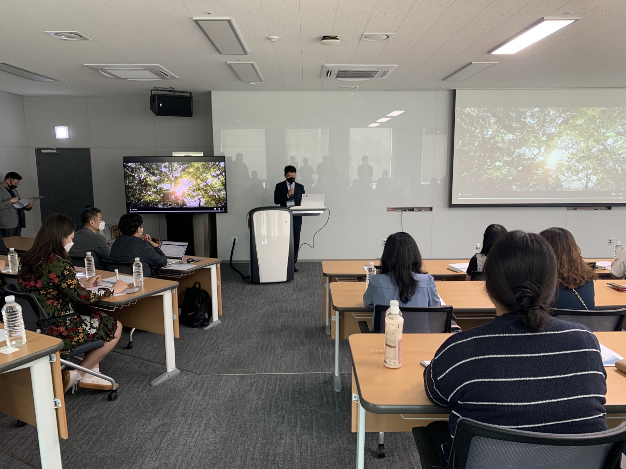 디케이씨 관계자가 지난 22일 서울 시화공단에서 E-Biz System 설명회를 열었다.