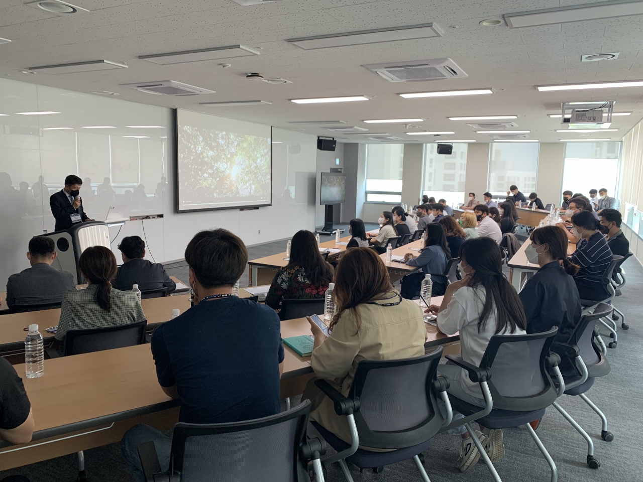 디케이씨 관계자가 지난 22일 서울 시화공단에서 E-Biz System 설명회를 열었다.