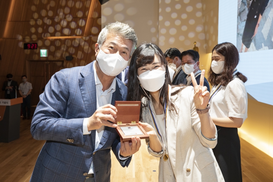 6일 중구 수하동 페럼타워 페럼홀에서 열린 동국제강 창립 68주년 기념 행사에서 장세욱 부회장(왼쪽)이 20년 장기 근속자를 대상으로 상패를 전달하는 모습.