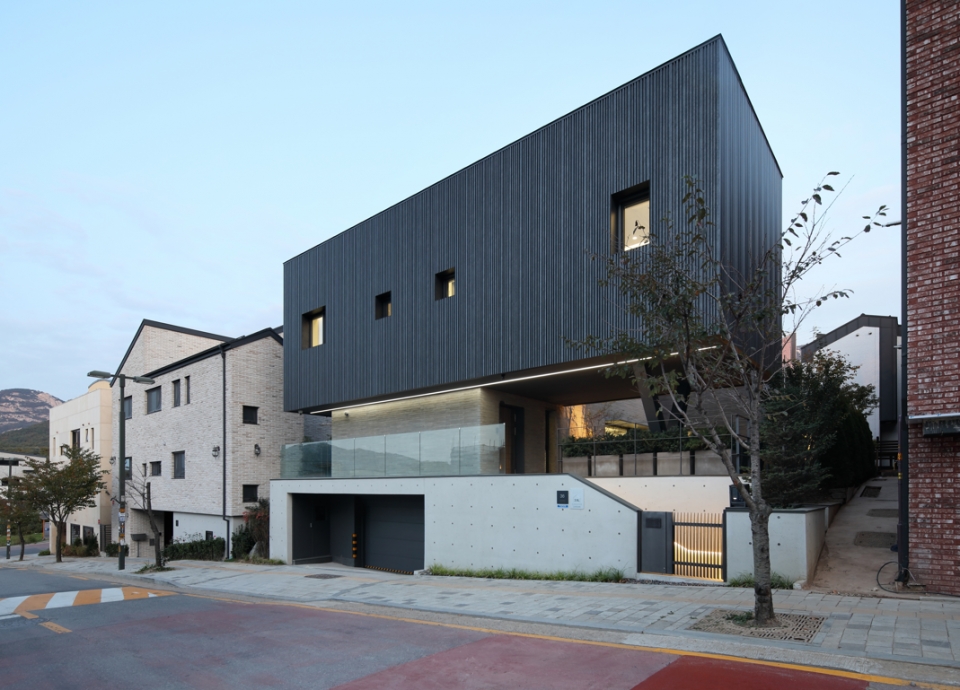 럭스틸 라인패널으로 설계된 패시브 주택 '야누스' (사진=동국제강)