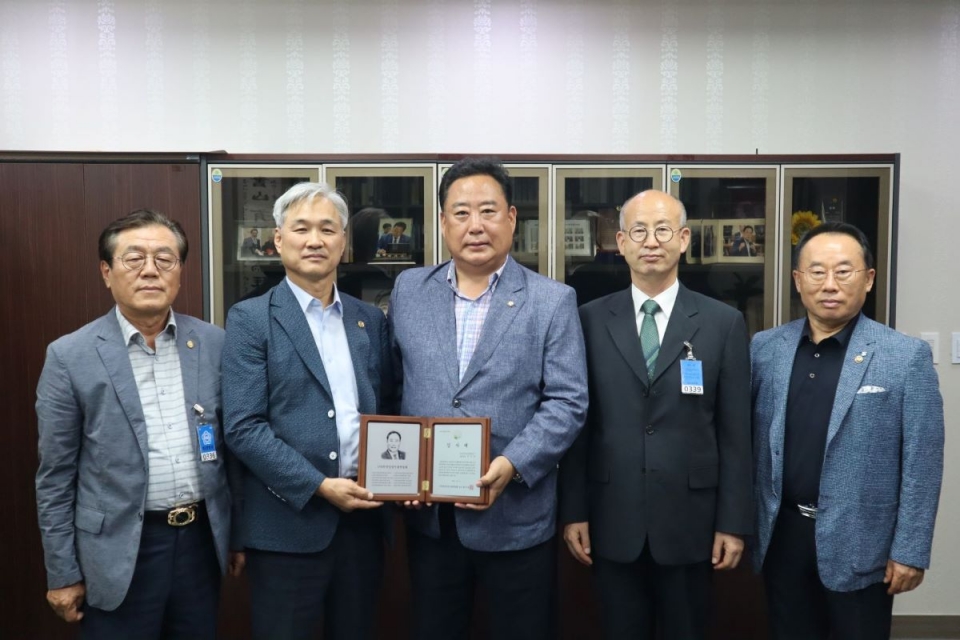 어기구 의원(세 번째)가 지난 7일 (사)한국임업인총연합회(최무열 회장)로부터 감사패를 전달받았다.