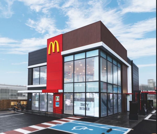 청정 제주 친환경 맥도날드 매장에 적용된 세아씨엠의 알루미늄 컬러 프린트강판 (사진=한국맥도날드)