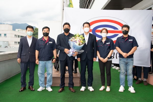 성창특수강의 구미시 이달의 기업 선정 사기 게양 기념촬영. (사진=구미시)