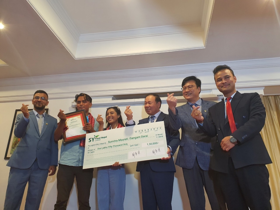 에스와이 네팔법인 관계자와 수상자들이 지난 28일 네팔 카트만두 소재 에베레스트 호텔에서 열린 댄스 영상 공모전 시상식에서 기념사진을 촬영하고 있다. (사진=에스와이)