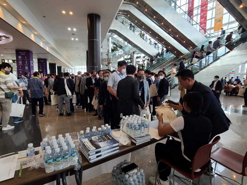 제주국제컨벤션센터에서 열린 '2022 대한민국건축사대회'  에스와이 홍보부스 직원들이 관람객들에게 물과 마스크를 배부하고 있다.  (사진=에스와이)