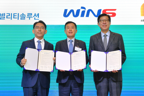 왼쪽부터 김기영 부산진해경제자유구역청, 포스코모빌리티솔루션 김학용 대표, 박형준 부산시장