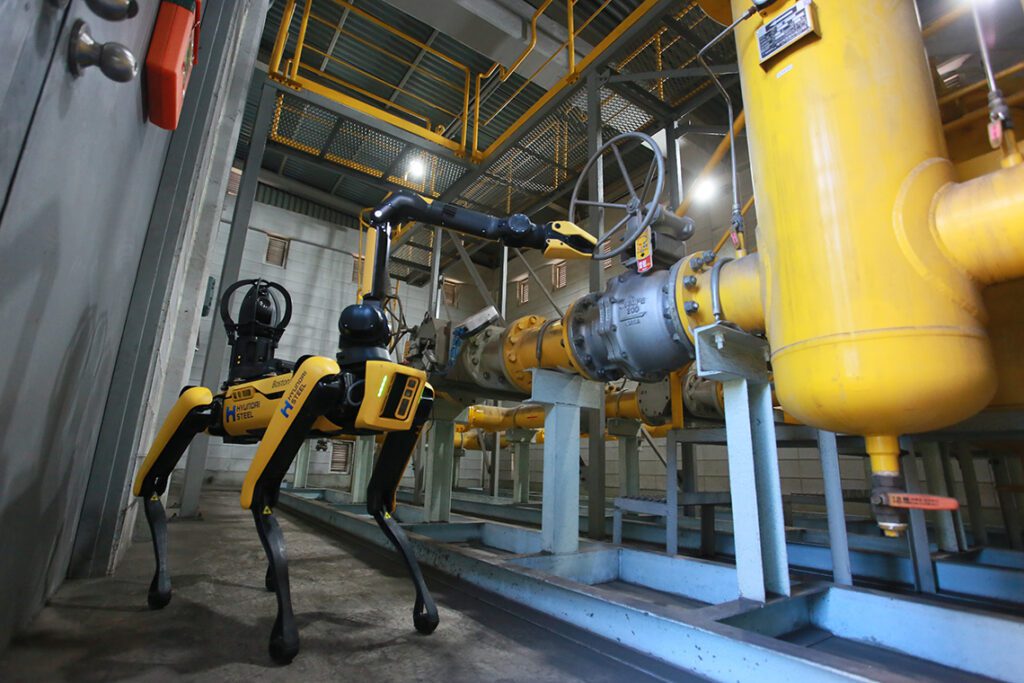 현대제철이 당진제철소 위험지역에 도입한 4족 보행 로봇