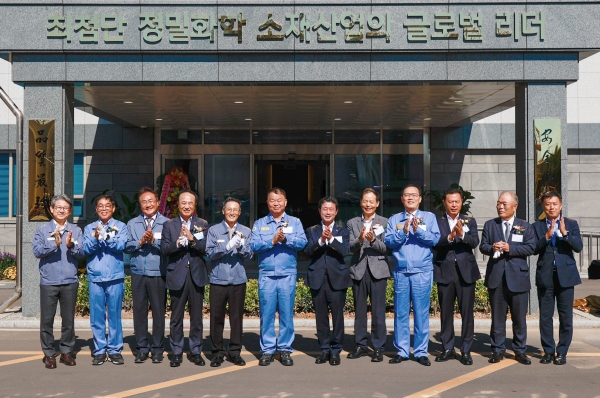 피앤오케미칼 과산화수소 공장 준공을 축하하고 있는 모습(사진 왼쪽 두번째부터) 피앤오케미칼 김종국 사장, 동우화인켐 석태경 부사장, 포스코홀딩스 유병옥 친환경미래소재팀장, OCI 김택중 사장, 포스코케미칼 민경준 사장, 정인화 광양시장