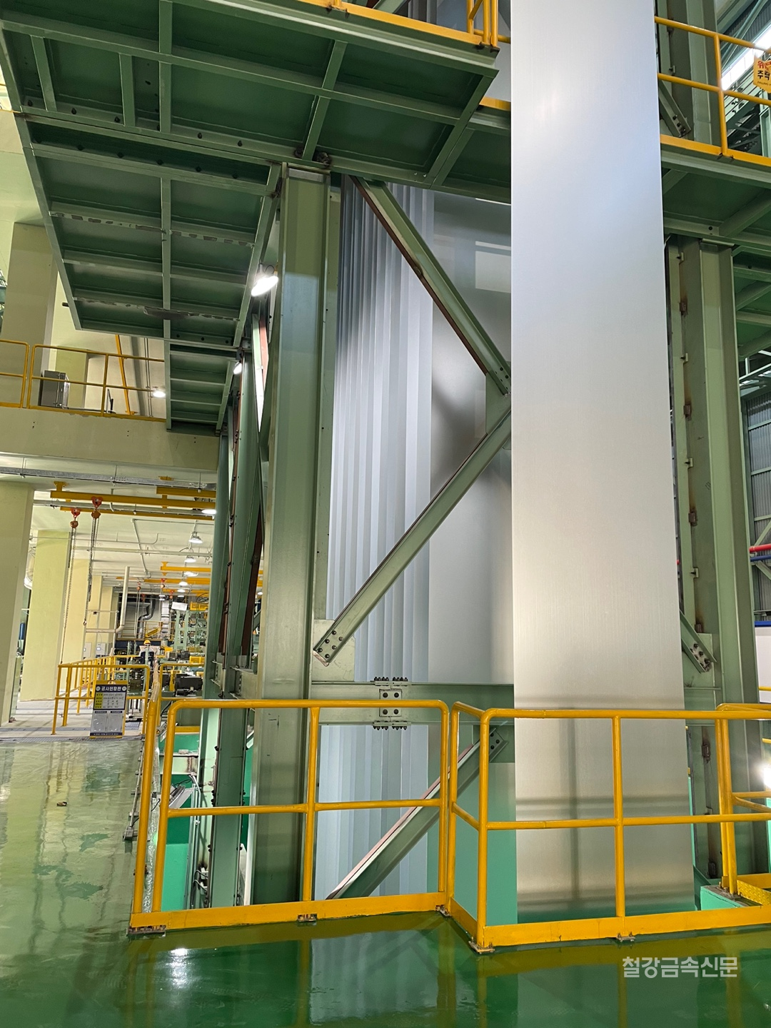 세아씨엠이 직접 생산한 용융아연도금(GI)제품이 언코일링 되는 모습