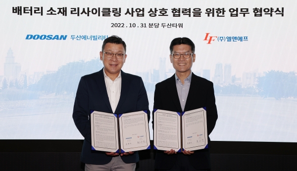 두산에너빌리티 송용진 전략혁신부문장(왼쪽)과 엘앤에프 최수안 대표이사가 31일 경기도 분당두산타워에서 열린 ‘배터리 소재 리사이클링 사업 협력에 관한 협약식’에서 기념촬영을 하고 있다. (사진=두산에너빌리티)
