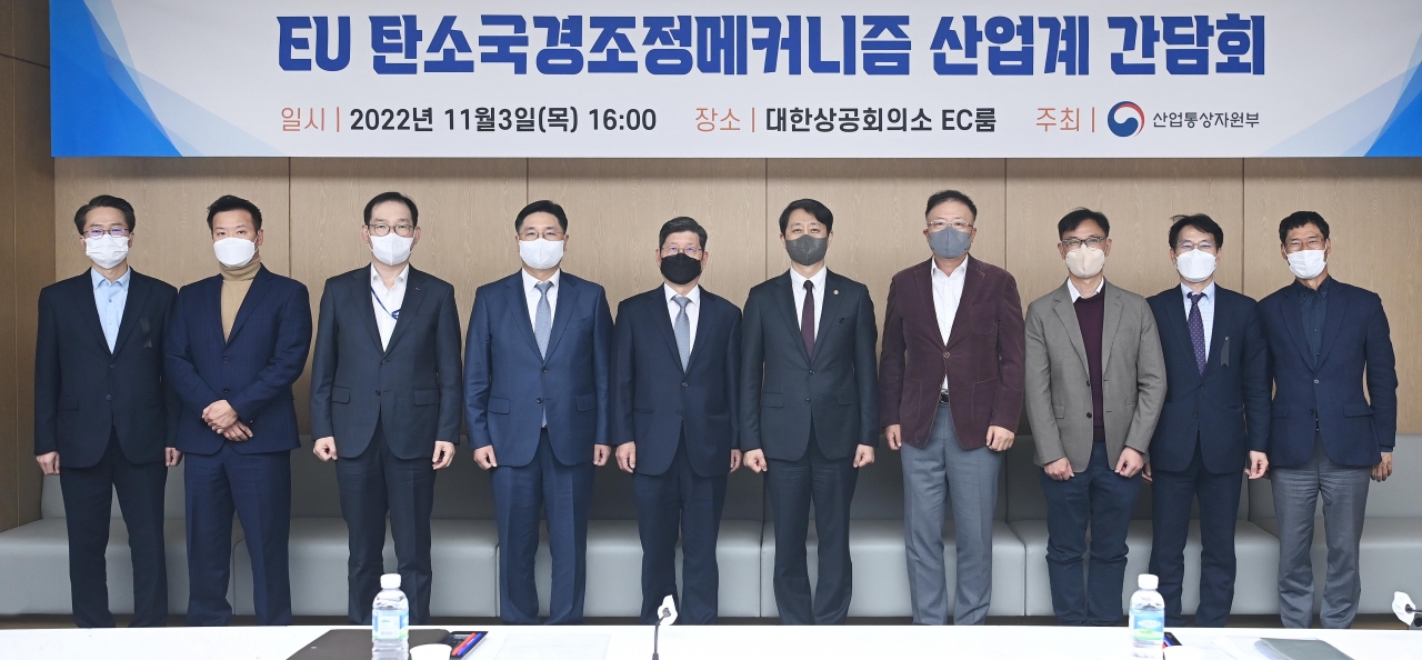 지난 3일, 변영만 철강협회 부회장, 정승희 비철금속협회 부회장, 김경한 포스코 무역통상실장, 김경석 현대제철 혁신전략본부장, 서상연 노벨리스코리아 전무 등이 안덕근 통산교섭본부장과 EU의 CBAM 대응문제를 논의했다.