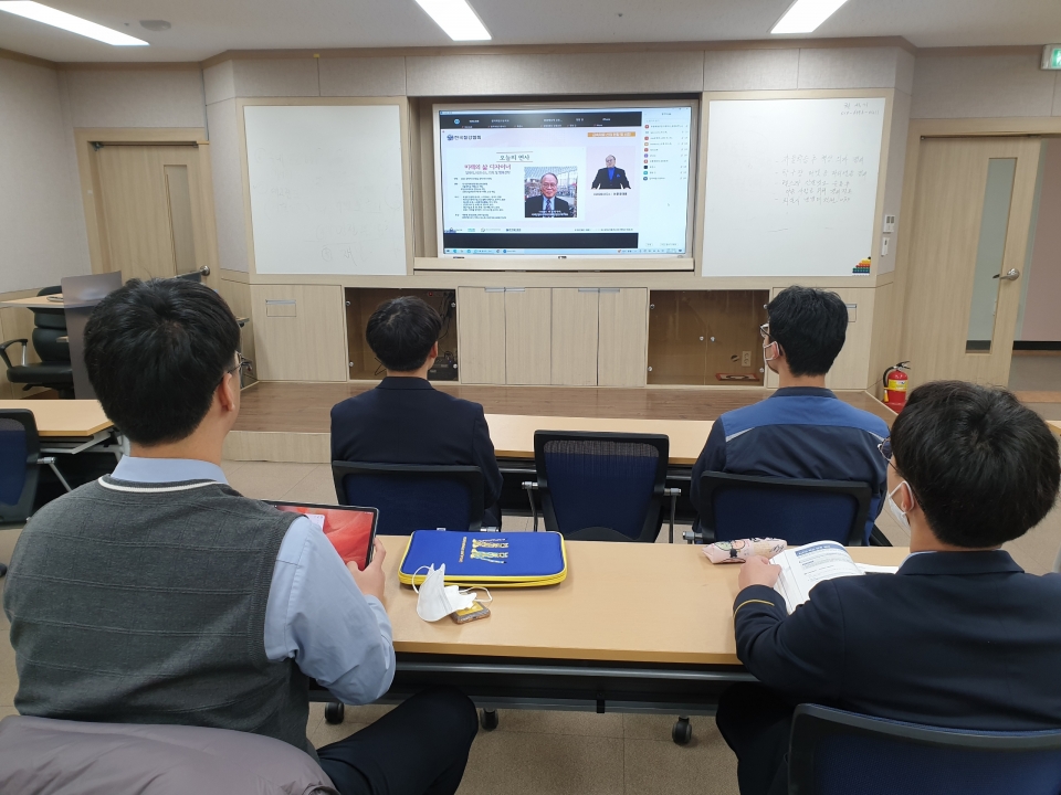 한국철강협회 재료산업인적자원개발위원회는 11월 18일 IGM세계경영연구원 3층 라사 스튜디오에서 금속관련 특성화고, 특성화대 졸업예정자 100여 명을 대상으로 재료산업 청년일자리 취업지원 프로그램 온라인 강의를 실시했다.
