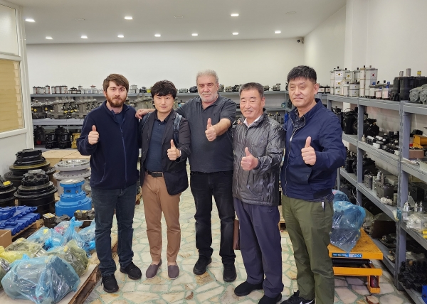 강태영 (주)원강 대표(왼쪽2번째)가 유럽거래처와 기념촬영하고 있다. (사진=원강)