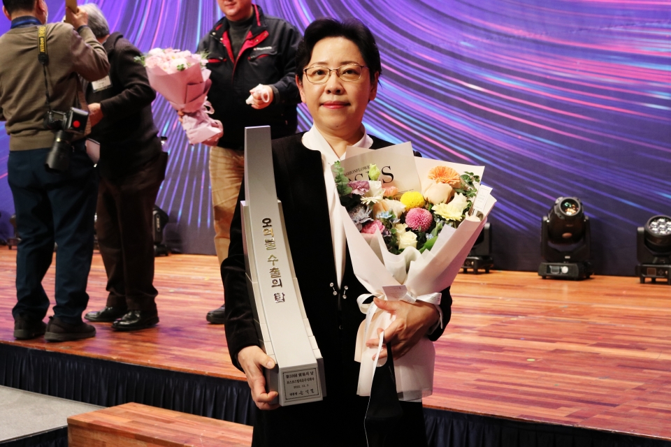 지난 8일 개최된 제59회 무역의 날 대구·경북 전수식에서 포스코스틸리온 도금마케팅실 서유란 실장이 5억불 수출의 탑 수상식에서 기념사진을 촬영하고 있다. (사진=포스코스틸리온)