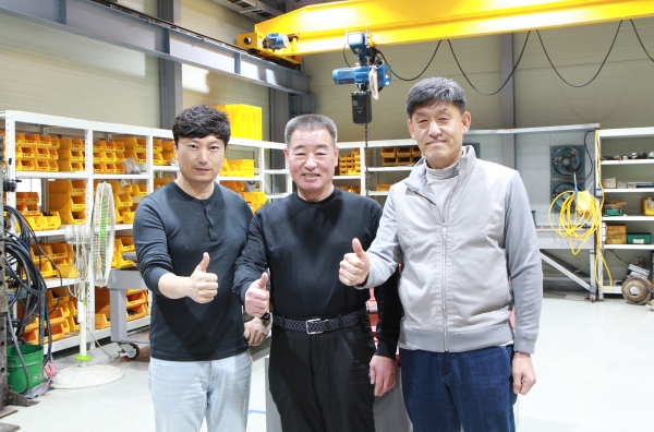유진이렉션개발산업 이영종 대표(좌측)와 원강 강태영 대표(가운데), 허엽 사장(우측)이 제품을 살펴보고 있다. (사진=원강)