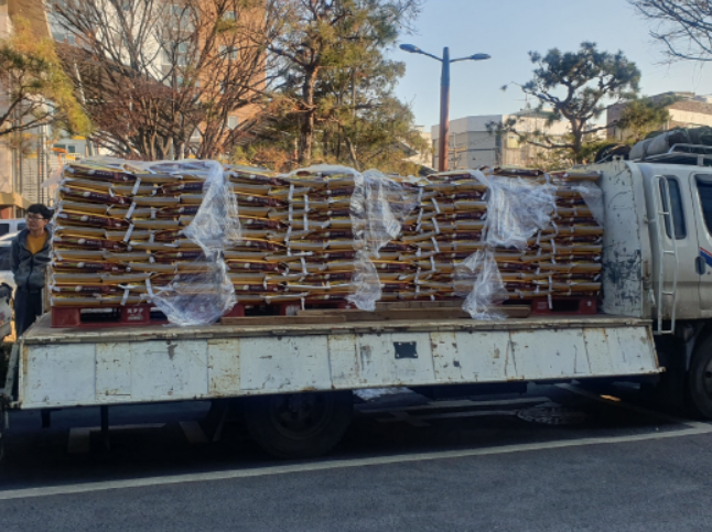 인천 동구청에 전달된 사랑의쌀 1400포 (사진=현대제철)