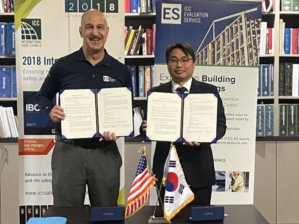 KTR 김현철 원장(오른쪽)이 미국 ICC-ES 샤힌 모이니안 원장과 KTR의 ICC-ES 인증 심사 상호인정을 위한 위임계약을 체결했다. (사진=KTR)