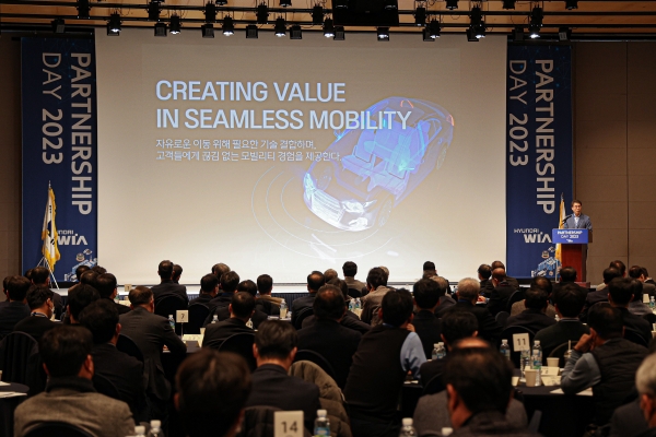 현대위아 정재욱 사장이 지난 27일 제주도 서귀포시 해비치호텔에서 열린 ‘2023년 현대위아 파트너십 데이’에서 모두 발언을 하고 있다. (사진=현대위아)