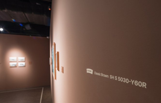 ​​​​​​​삼화페인트공업의 제품이 적용된 '나탈리 카르푸셴코' 사진전 내부 사진 (사진=삼화페인트)