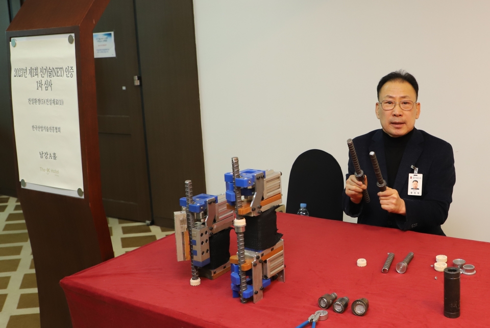 웰딩커플러 황영태 대표이사가 내진 성능 철근 연결 커플러와 자동용접지그장치를 설명하고 있다. 