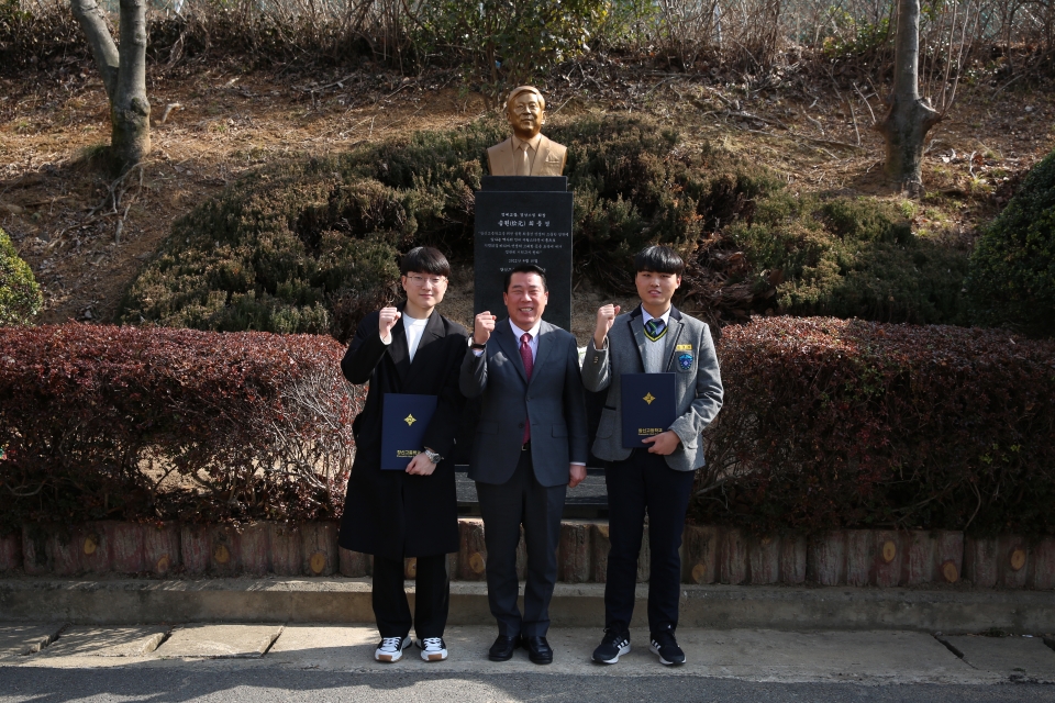 포스코스틸서비스센터(SSC) 경남스틸 최석우 대표가 지난 7일 오전 창신고등학교에서 열린 '창신고등학교 귀남장학회 장학금 수여식'에서 장학금을 전달한 후 기념촬영을 하고 있다. (사진=경남스틸) 